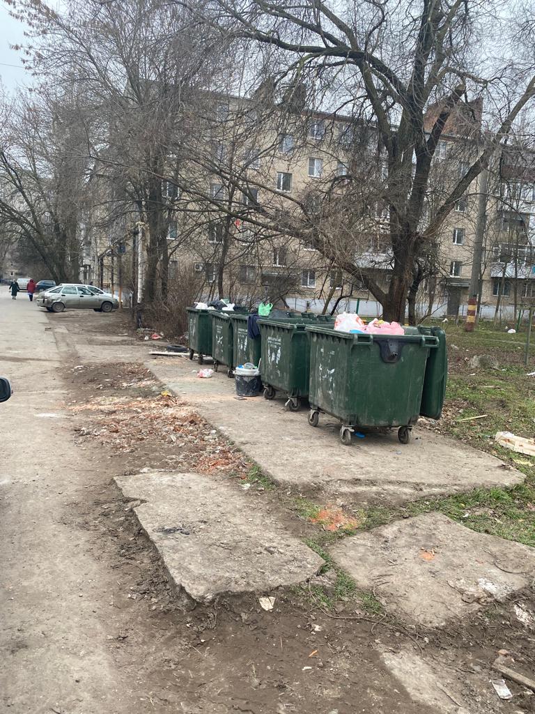 В Батайске продолжается уборка территорий